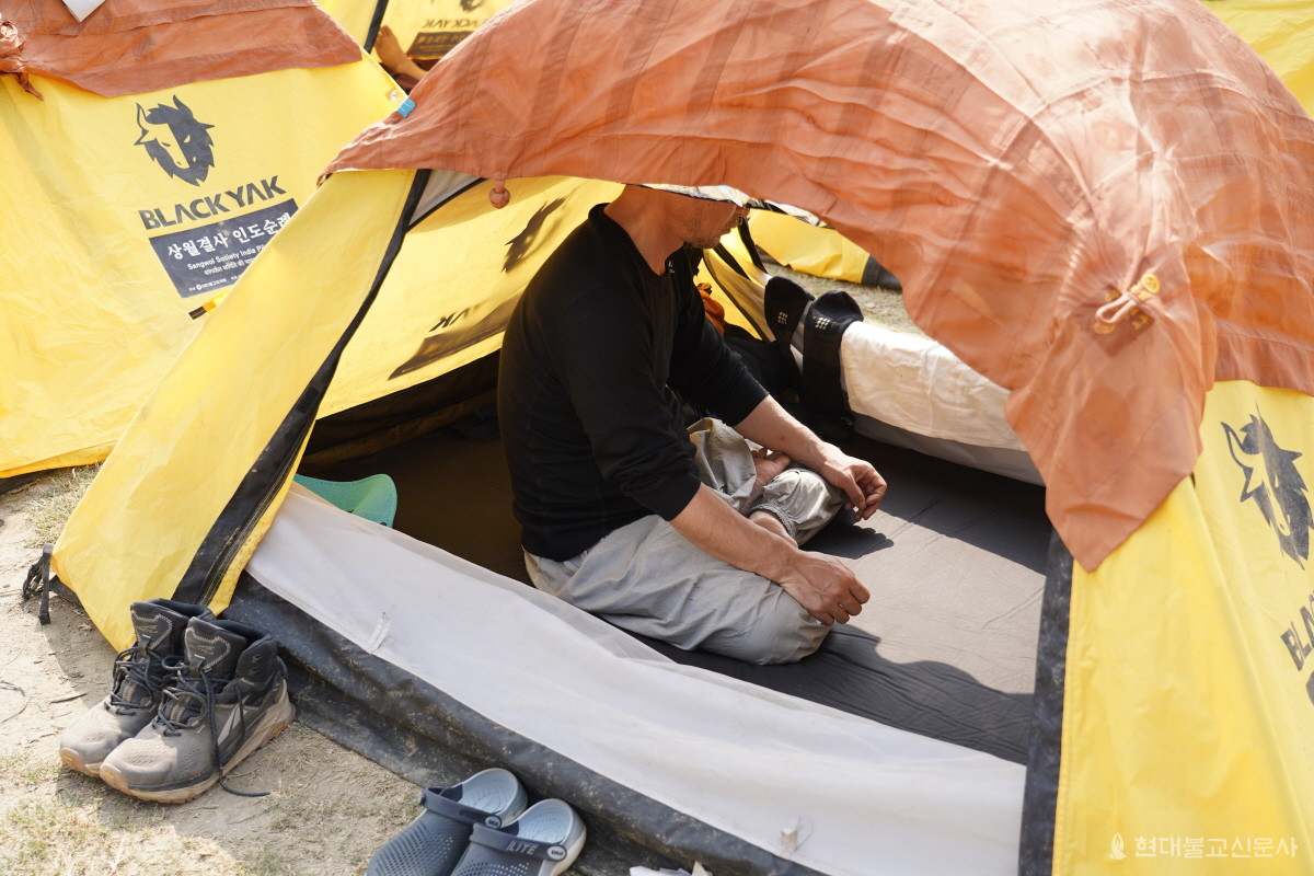 대부분의 순례단원들이 그늘을 찾아 피해 있는 동안 텐트 안에서 좌선 중인 시관 스님