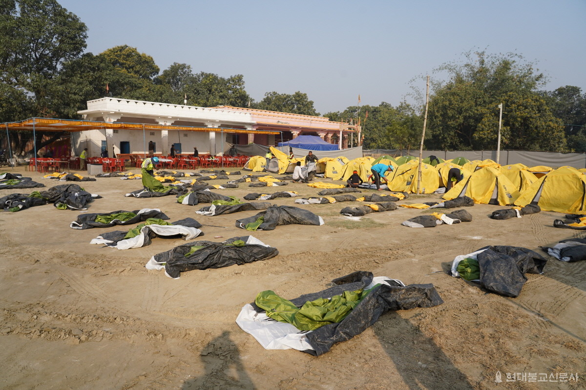 이른 도착으로 숙영지에는 텐트가 설치되지 않았다. 서둘러 스텝들이 텐트를 설치하고 있다. 고운 먼지 위에 텐트들이 세워지고 있다.