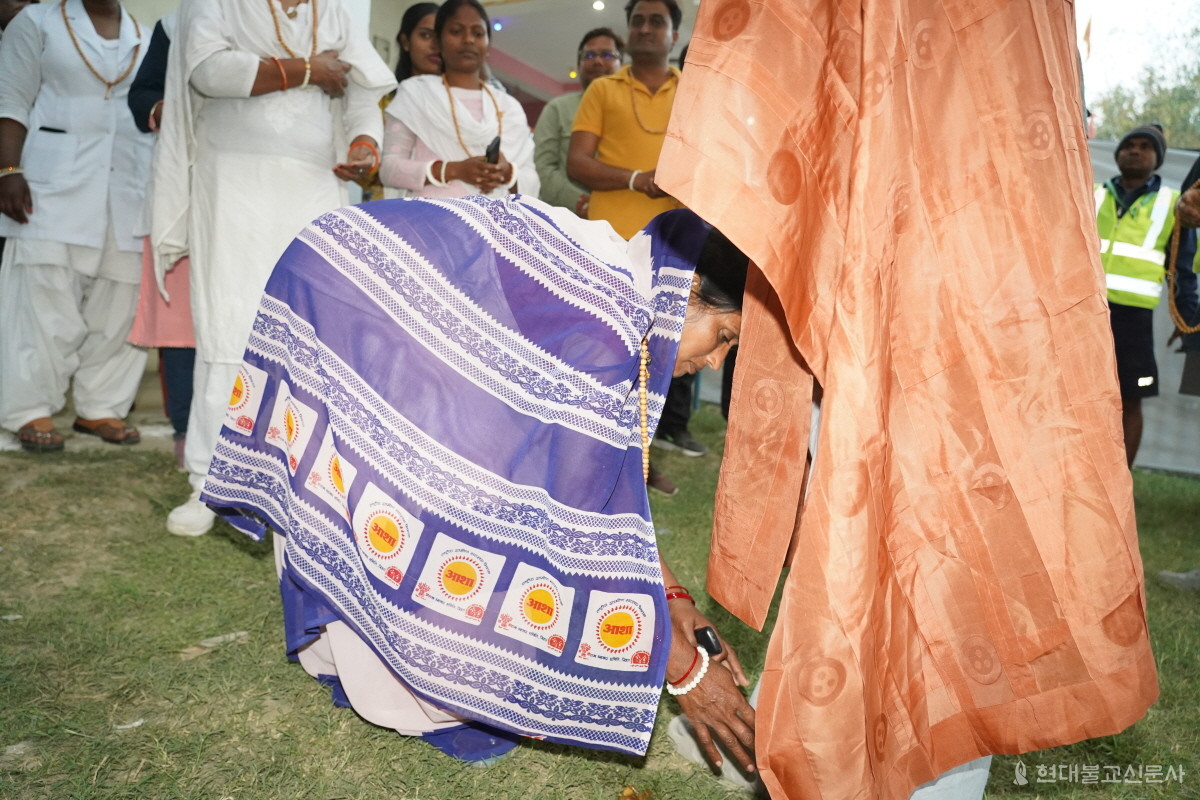 공경의 의미로 회주 자승 스님의 발에 이마를 맞대는 하지푸르 마을 주민의 모습