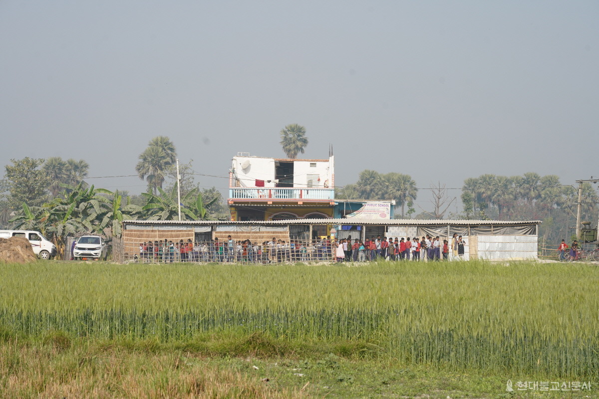순례단의 행선을 먼 발치에서 지켜보고 있는 마을 학교 학생들