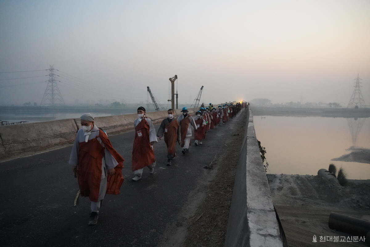 순례단이 이른 아침 칸타키강을 건너고 있다. 부처님도 이 곳에서 마지막까지 따라온 랏차비족을 위해 수행자로서는 생명과도 같은 발우를 띄워보냈을 것이다.