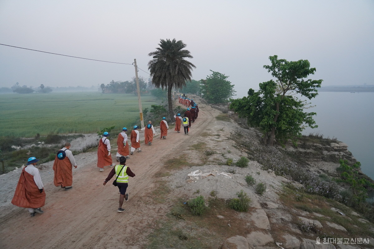 순례단이 칸타키강을 따라 행선을 이어가고 있다.