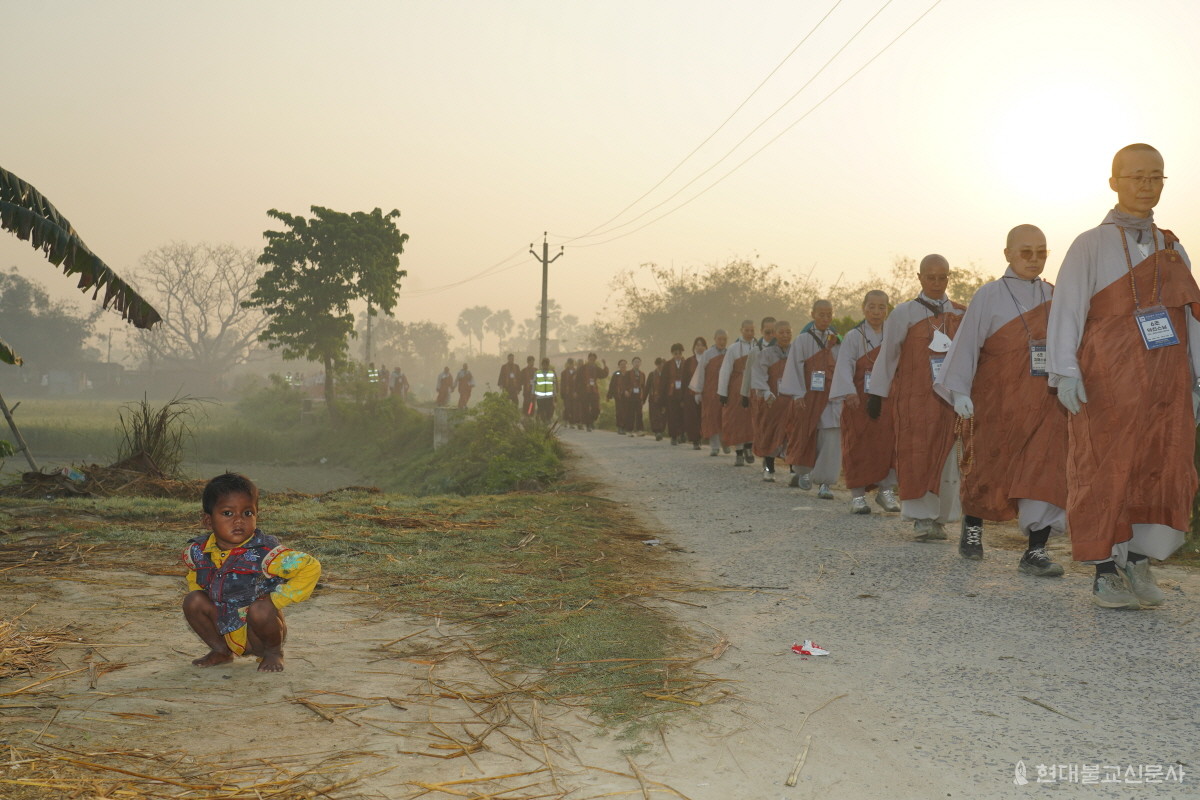 마을과 마을 사이를 다니는 길은 수많은 인도사람들의 모습을 볼 수 있다. 순례단이 지나가는 순간, 한 아이가 집앞에서 용변을 보고 있다.