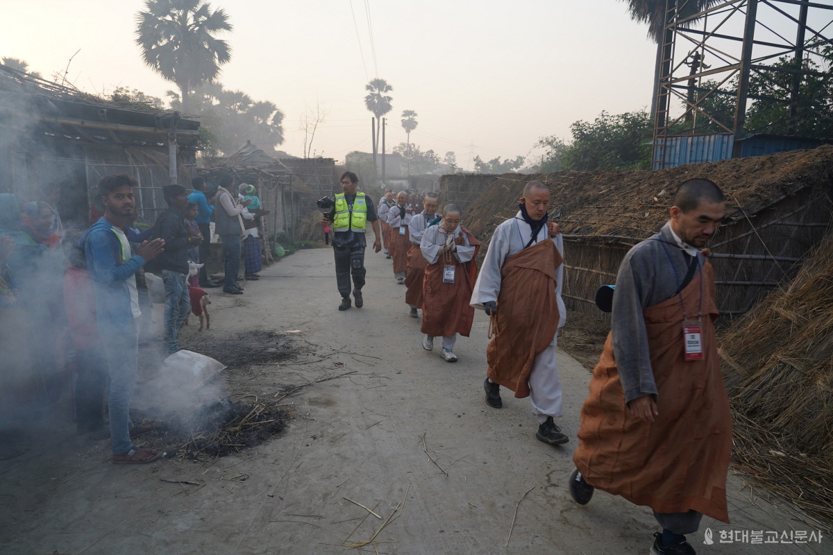 짚을 태우던 사람들부터 볏단을 말리는 사람들 까지 살아있는 인도마을의 모습을 직접 보고 느낄 수 있다.