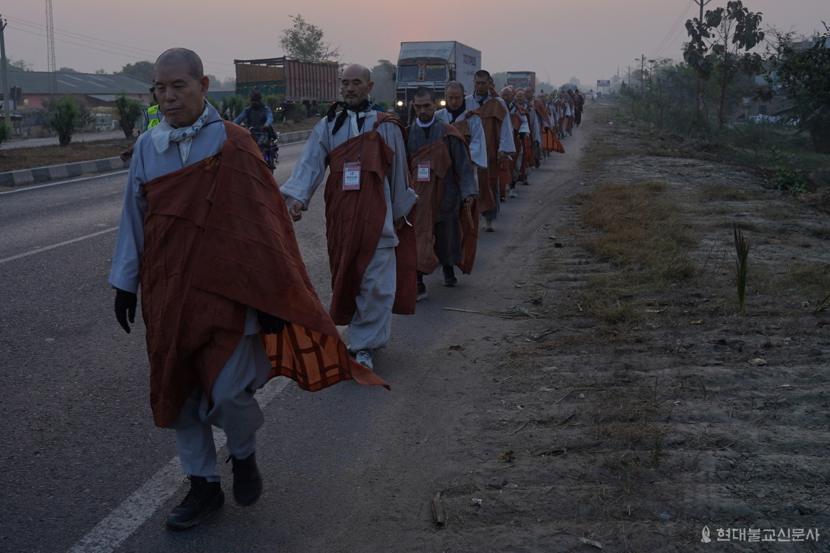 부처님 열반의 여정을 따라가는 길, 이날은 그동안 몸이 좋지 않아 전체 행선에 참여하지 못했던 총도감 호산 스님이 완보했다.