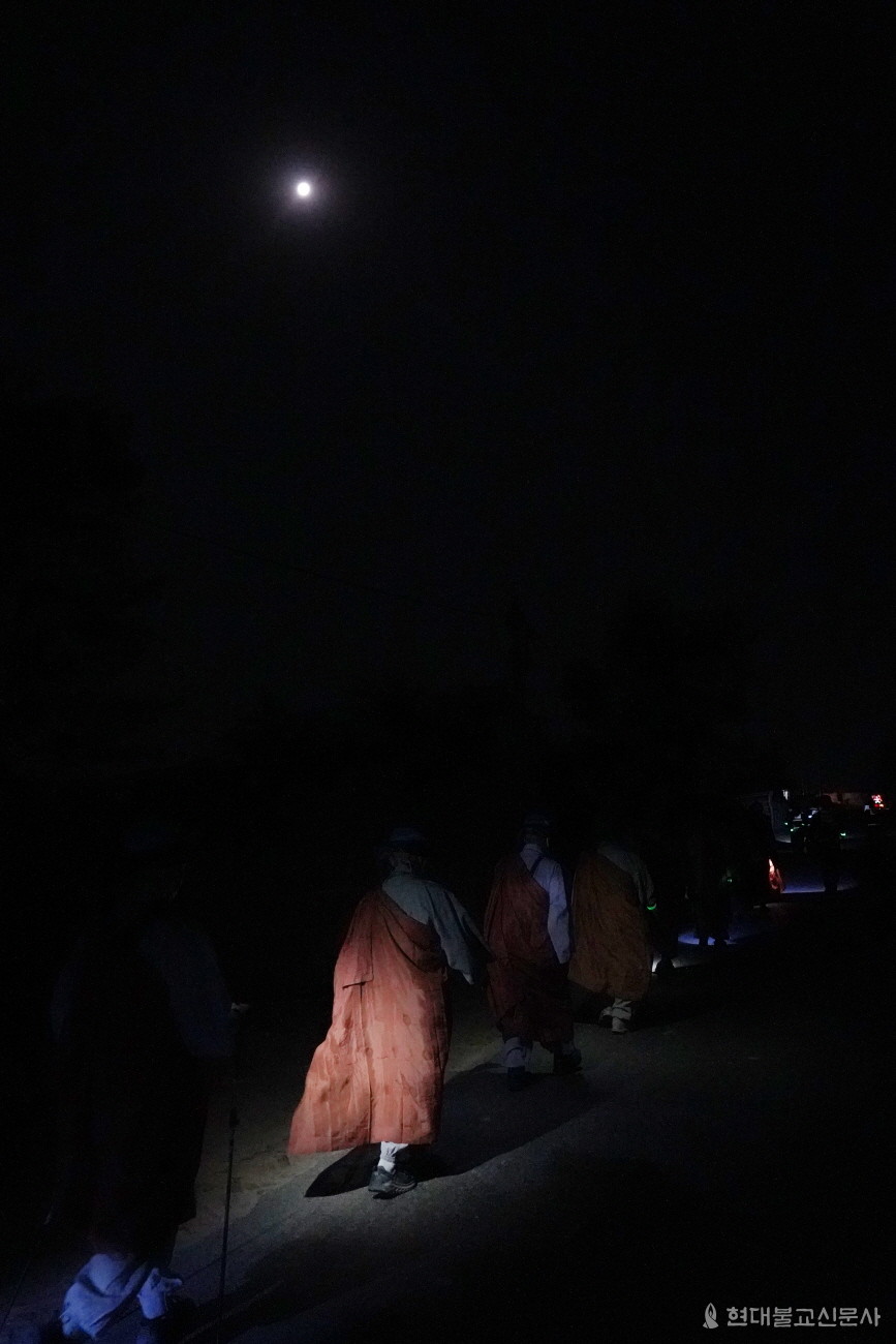 음력 2월 15일, 부처님 열반일에 뜬 보름달은 순례단의 길을 밝게 비추었다. 무명의 어둠을 헤치고 정진하는 순례단에 지혜 광명이 함께 하는듯 보였다.