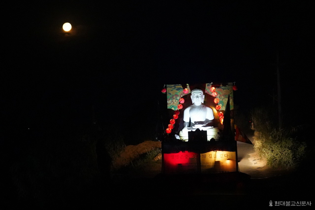 부처님 반열반의 날과 같이 인도 바이샤카 보름달이 순례단의 앞을 비추었다.