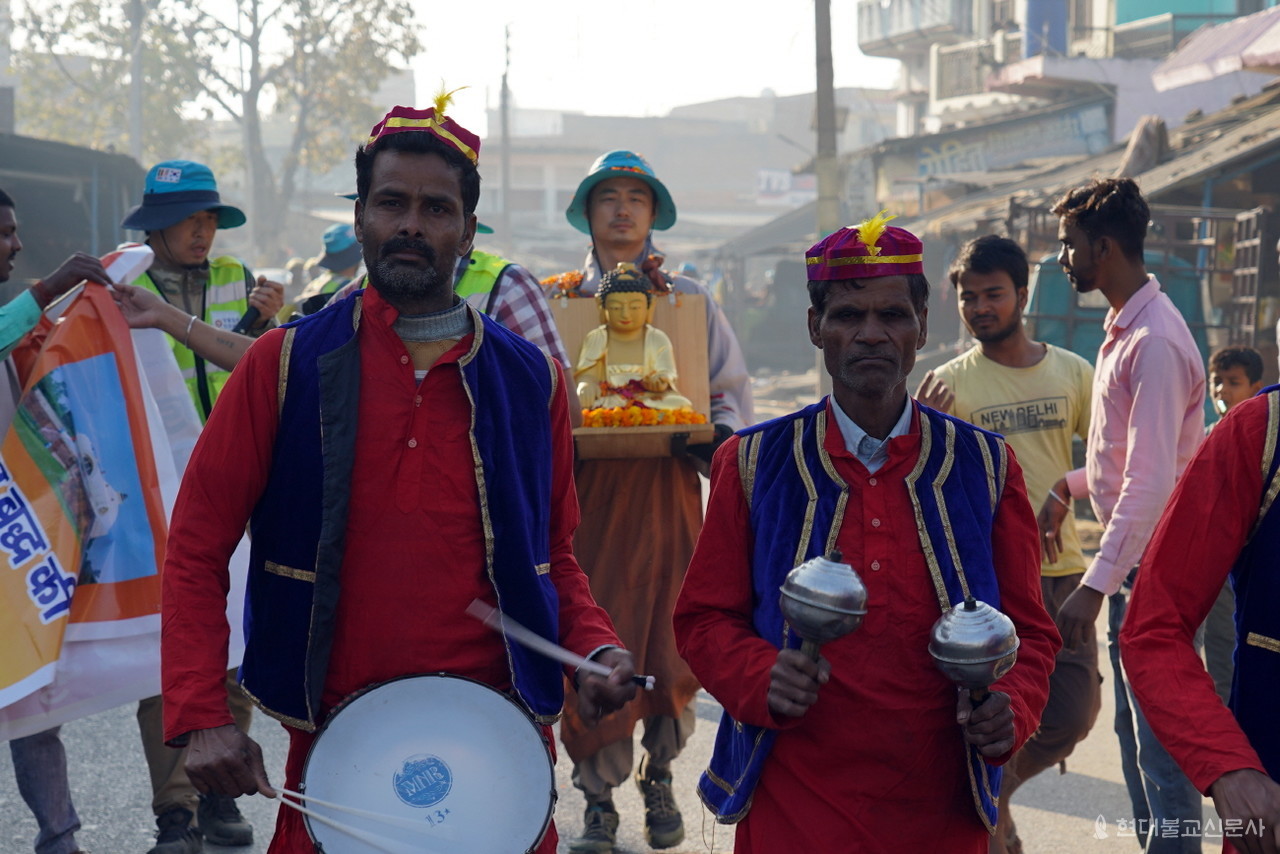 부처님을 이운하는 보원 스님 앞에서 악단이 인도 전통음악을 연주하며 함께 이동하고 있다.