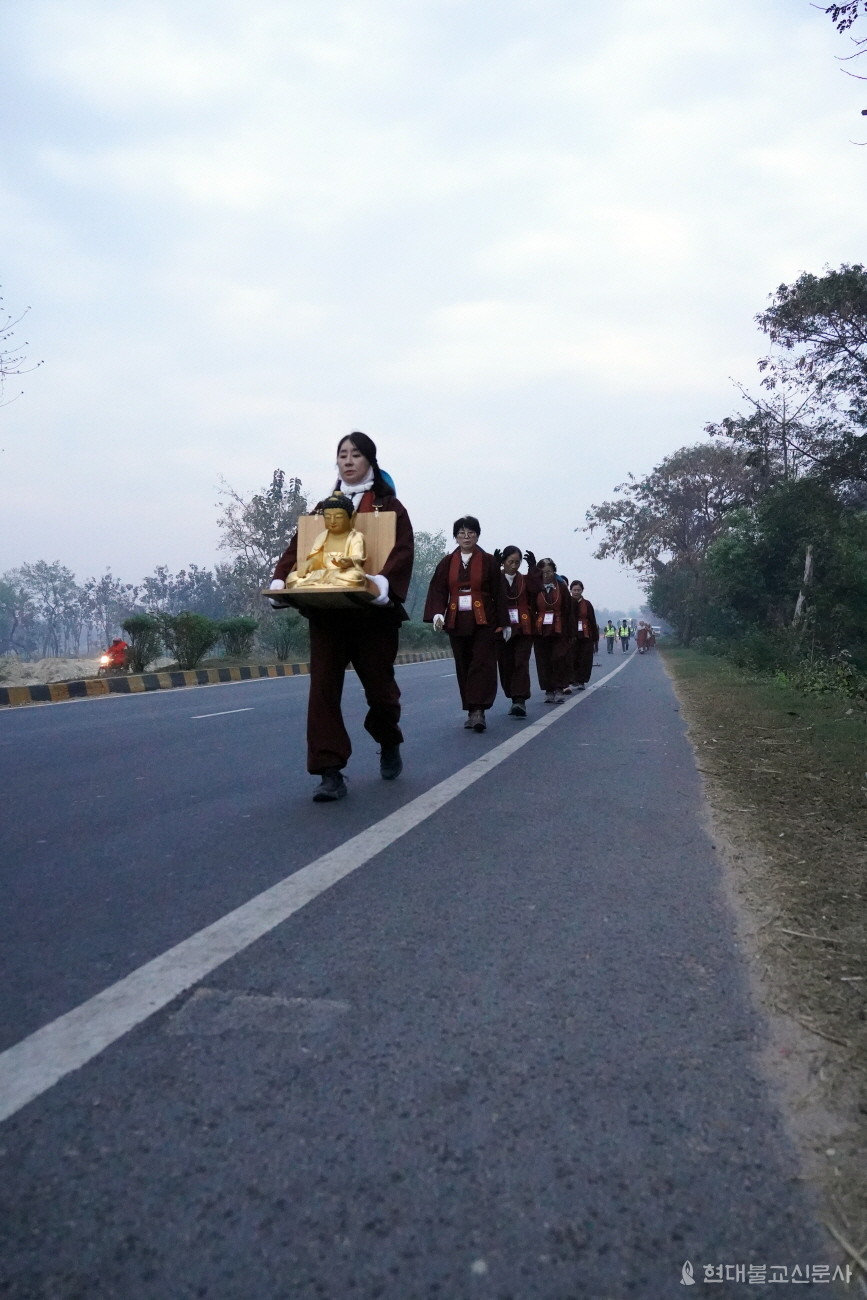 약 20분간 내린 비는 많지는 않았지만 먼지를 잠재우고, 마음 속 티끌까지 씻어내기에 충분했다. 순례단은 더욱 환희심에 차 정진했다.