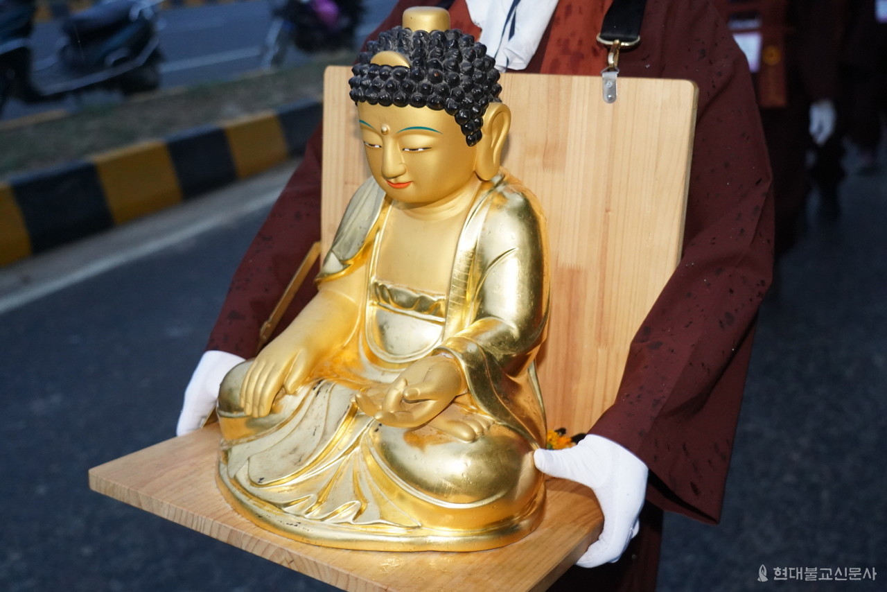 그동안 행선 도중에 먼지가 많이 쌓인 작은부처님도 이 비로 인하여 깨끗해졌다. 마지막으로 목욕한 부처님 처럼 황금색으로 빛났다.