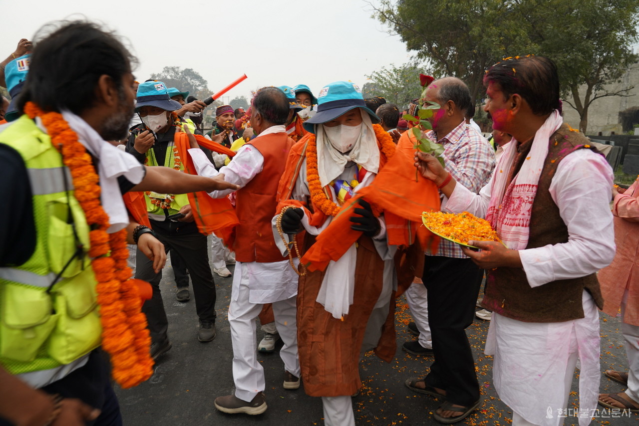 이날은 인도 최대 축제 중 하나인 홀리 축제날로 얼굴에 염료 등을 서로 묻히고 나온 인도주민들은 '해피 홀리' '나모 붓다야' 등을 외치며 순례단을 환영했다. 격한 환영 속에 순례단 행렬이 잠시 혼란에 빠지기도 했다.
