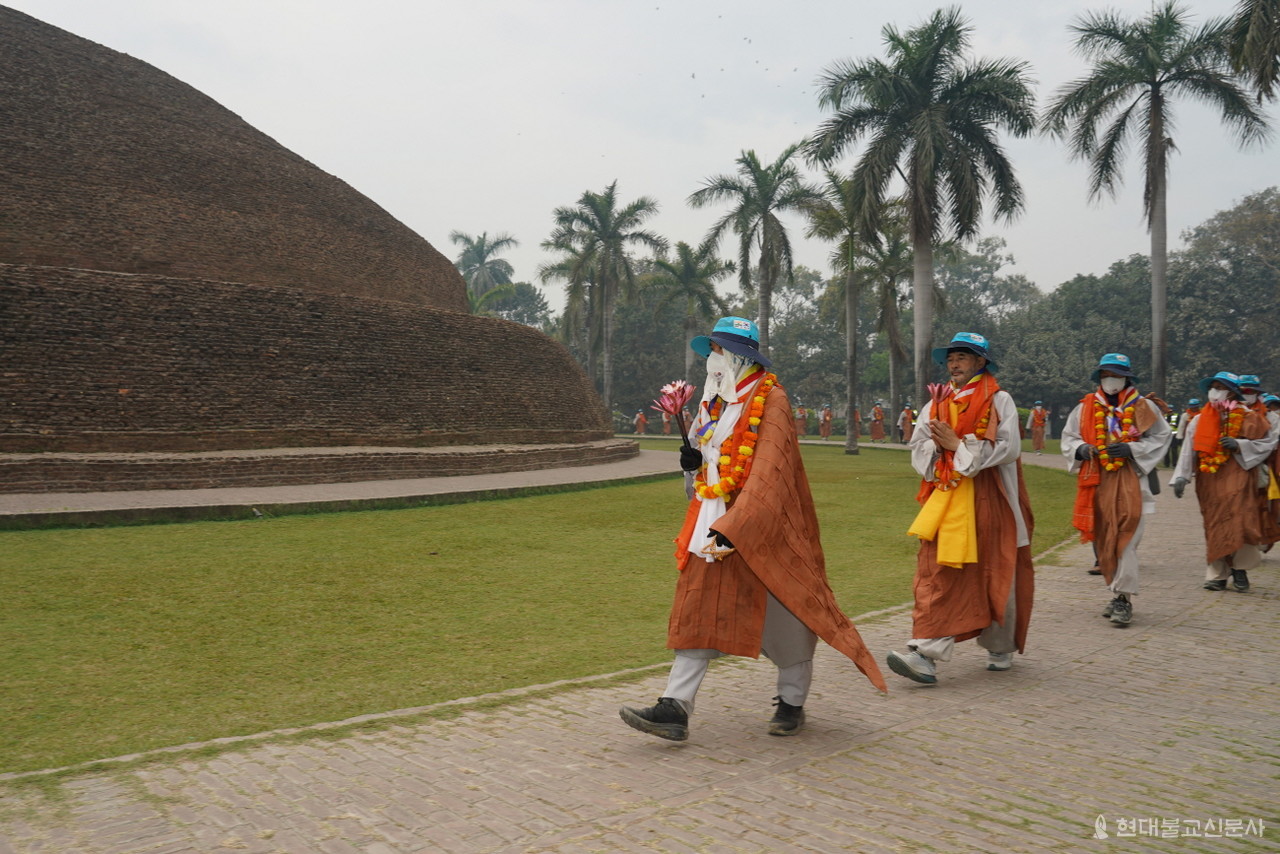 상월결사 회주 자승 스님을 비롯한 순례단이 부처님께 올릴 지화를 들고 부처님 다비장에 세워진 라마바르 스투파를 참배하고 있다.
