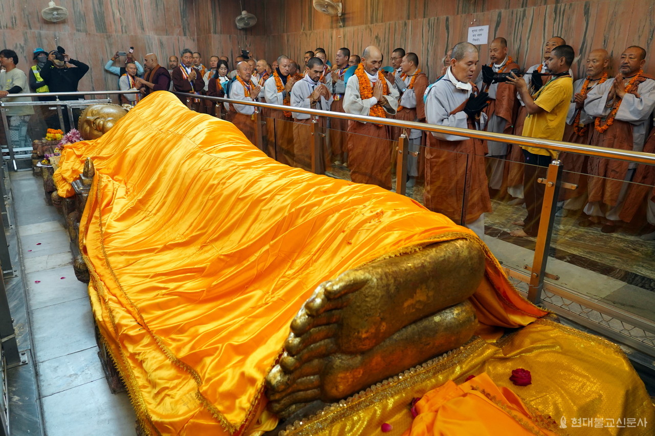 전날 마지막 목욕지인 카쿠타강변에 회주 자승 스님이 손을 씻자 법비를 내리신 부처님. 삼처전심 곽시쌍부처럼 2500여년이 흘러 부처님 열반지를 찾은 순례단에 마음을 전하셨다.