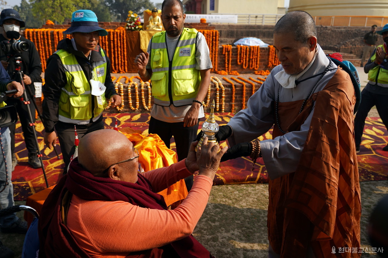 이런 순례단에게 미얀마 가네시아로 스님은 부처님 사리가 담긴 성보를 회주 자승 스님에게 올렸다.