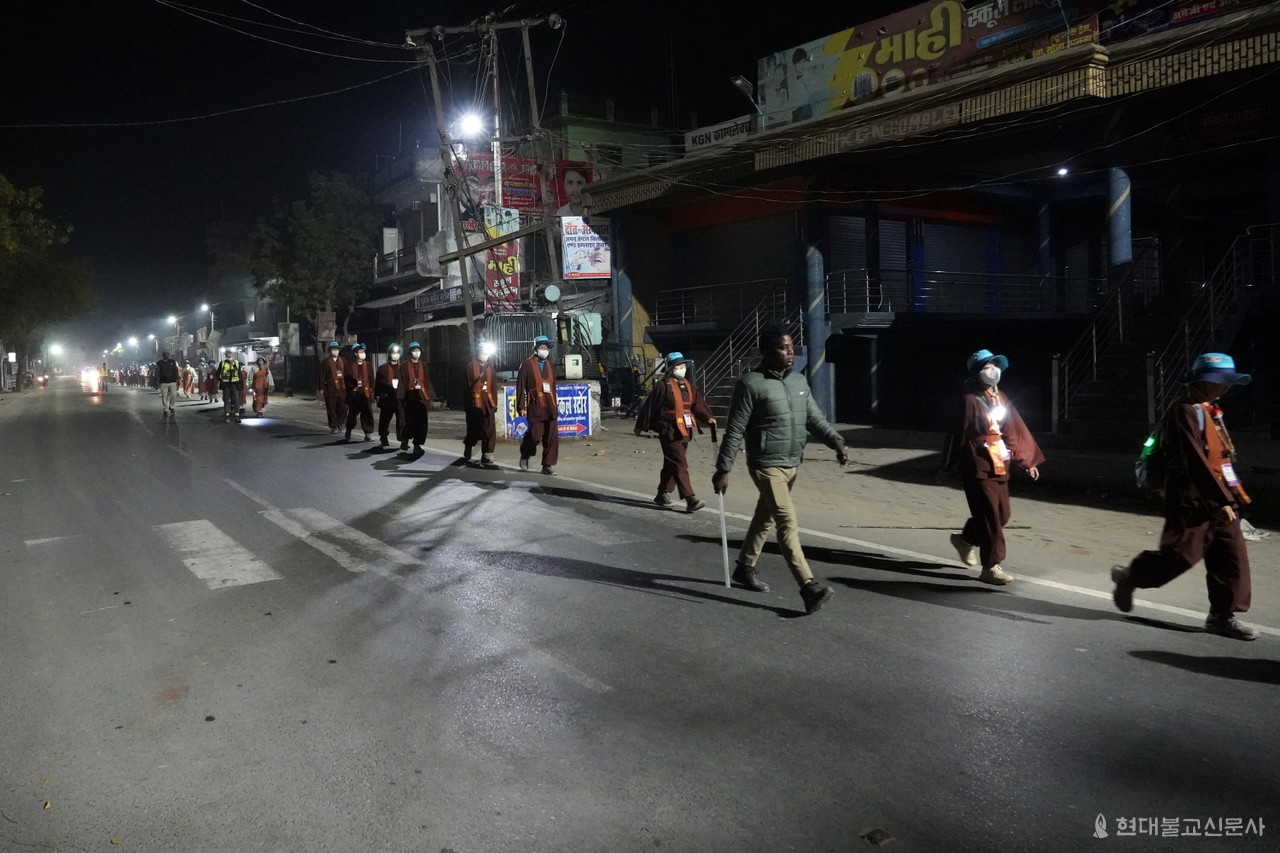 새벽 3시경 마을과 마을을 지나는 도로에서 행선을 진행하는 순례단의 모습