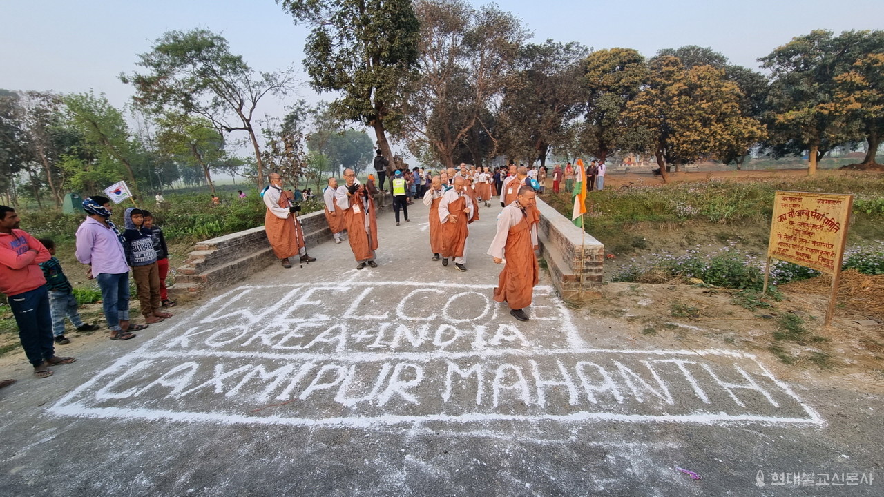 아침공양이 진행된 락스미푸르에서는 마을 주민들이 태극기를 걸고, 바닥에 환영문구를 새기며 순례단을 환영했다.