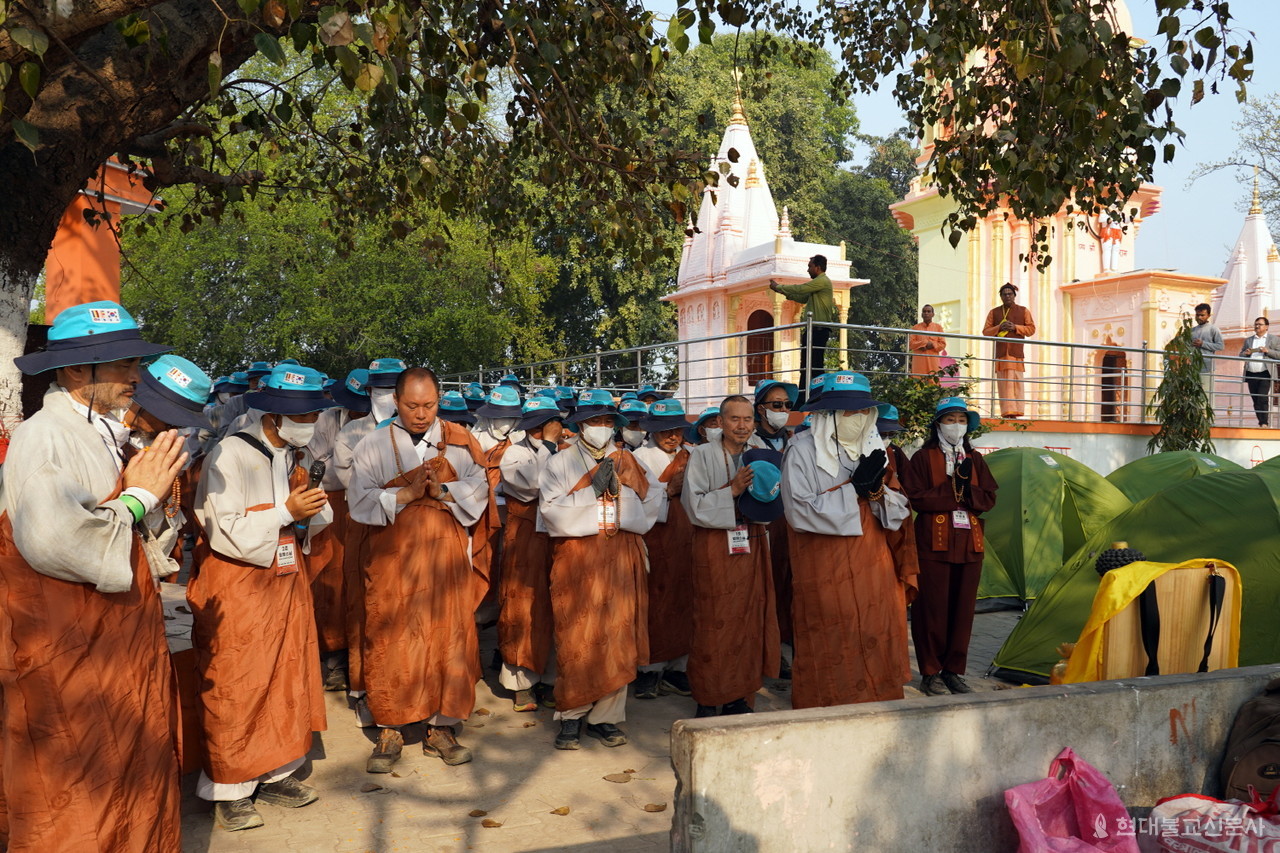 이날 순례단은 힌두교 사원에서 숙영지를 차렸다. 순례단의 회향의식을 힌두교 사원 관계자가 함께 지켜보고 있다.