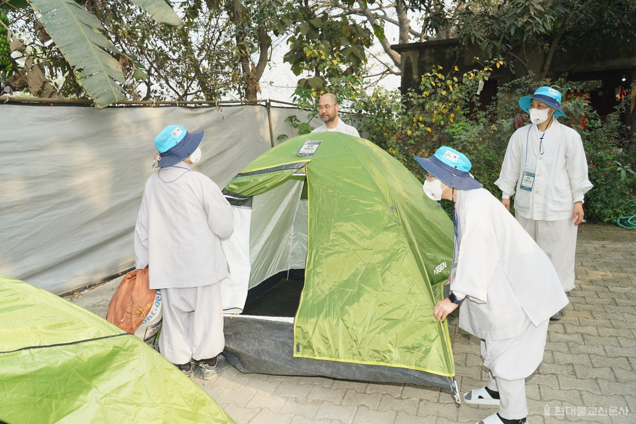 순례단 숙영지에서는 순례단 사부대중이 힘을 합쳐 텐트를 옮기고 궂은 일을 하고 있다.