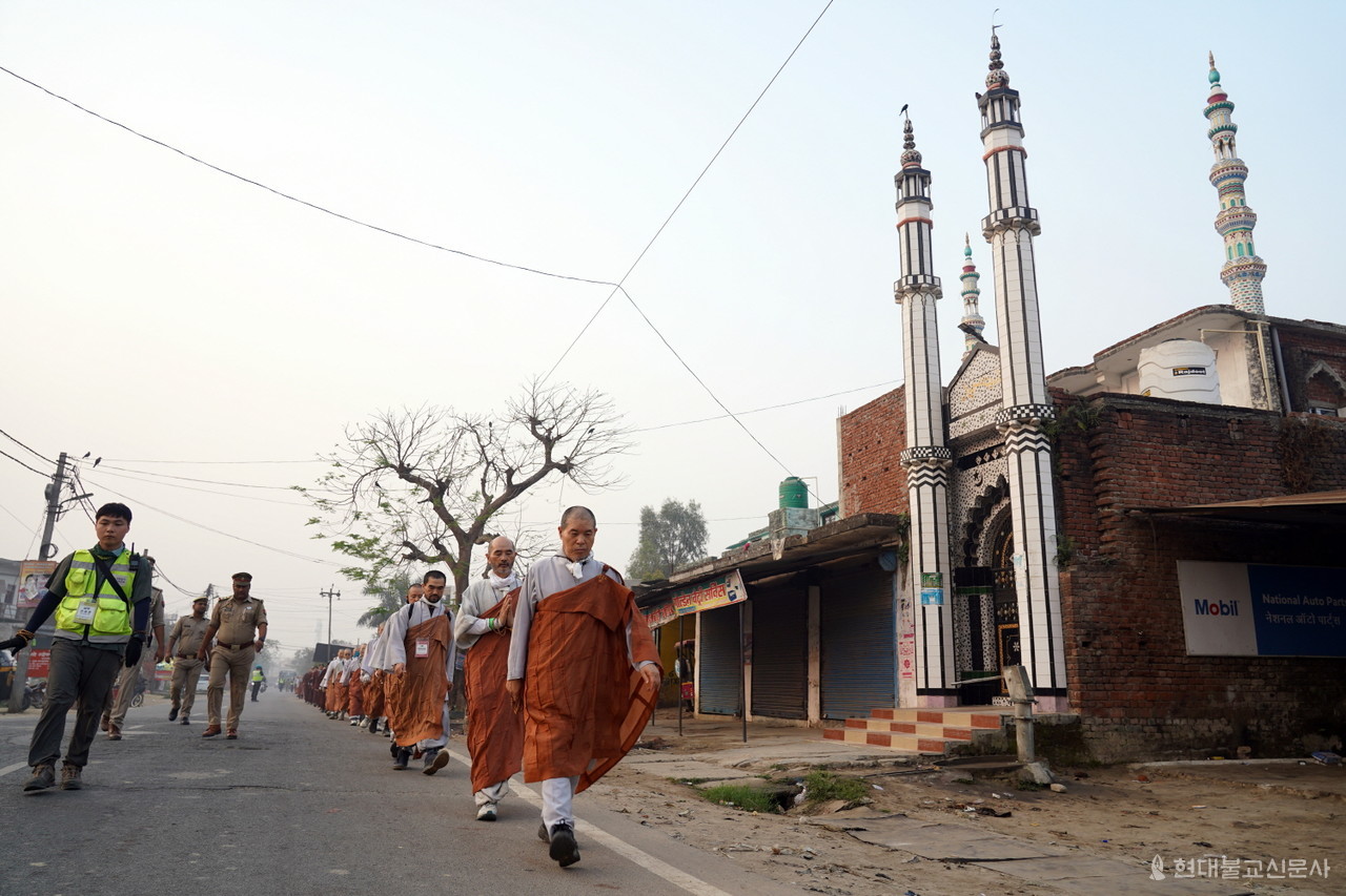 순례단이 3월 12일 행선한 마하라즈간지 외곽지역은 무슬림 지역으로 지금까지 행선해온 힌두교 지역과는 다른 분위기가 느껴졌다. 이 지역을 회주 자승 스님을 필두로 순례단이 전법의 의지를 갖고 행선하고 있다.