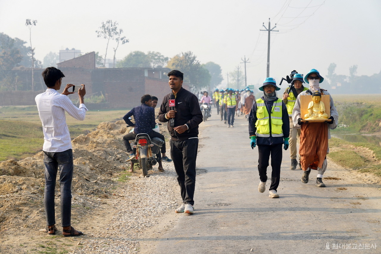 네팔과의 접경 지역으로 향하는 순례단을 취재하기 위해 나온 인도 언론.
