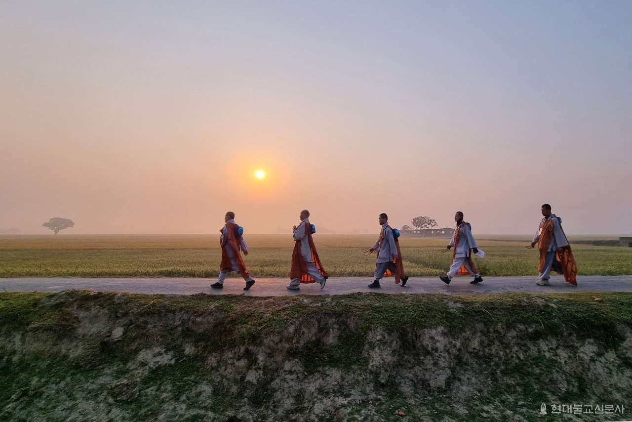 792km를 이동한 순례단은 부처님 탄생지 룸비니로 한걸음 더 다가갔다. 3월 14일 룸비니 마야데비 사원에서 기원대법회를 연다.