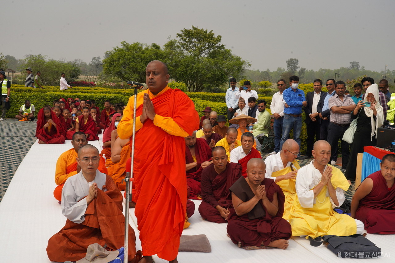 이날 법회에는 세계불교 스님들과 한국불자 등 300여명이 참석하여 불교 중흥을 함께 발원했다.
