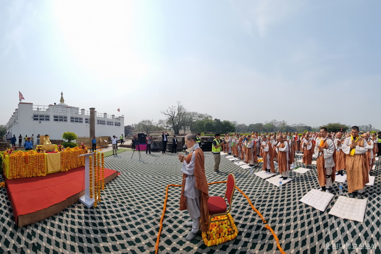 상월결사 인도순례단은 3월 14일 룸비니 마야데비 사원의 아소카 석주 앞 광장에서 불교중흥 기원대법회를 봉행했다.