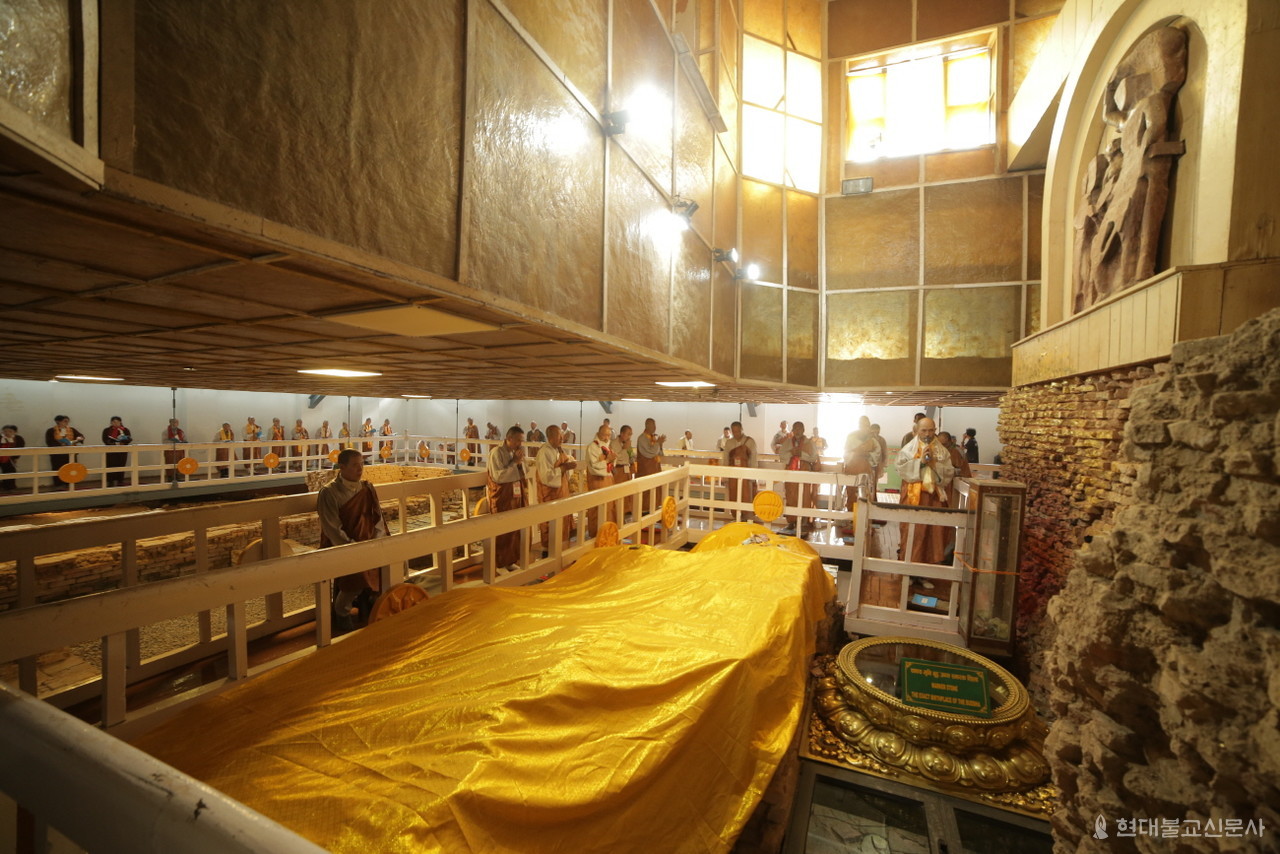 상월결사 인도순례단은 마야데비사원 내에서 금강경 독송과 함께 108원력문에 맞춘 108배를 진행했다. 사진=공동취재단