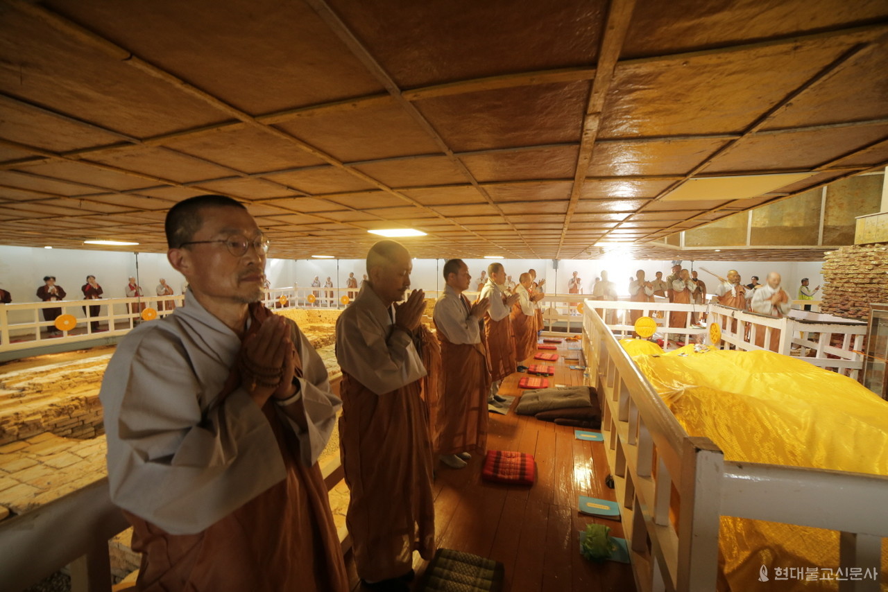 부처님 족적이 있는 마야데비 사원에서 불교 중흥을 기원하는 순례단 사부대중의 모습. 사진=공동취재단