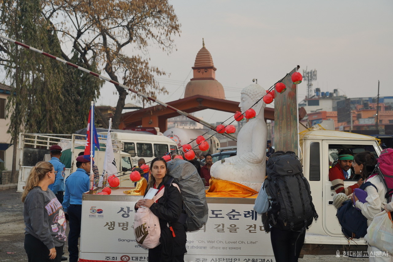 네팔 국경 출입게이트를 통과 직전의 부처님을 모신 차량의 모습. 인도 국기를 잠시 떼고 네팔 국기로 바꿔 달았다.
