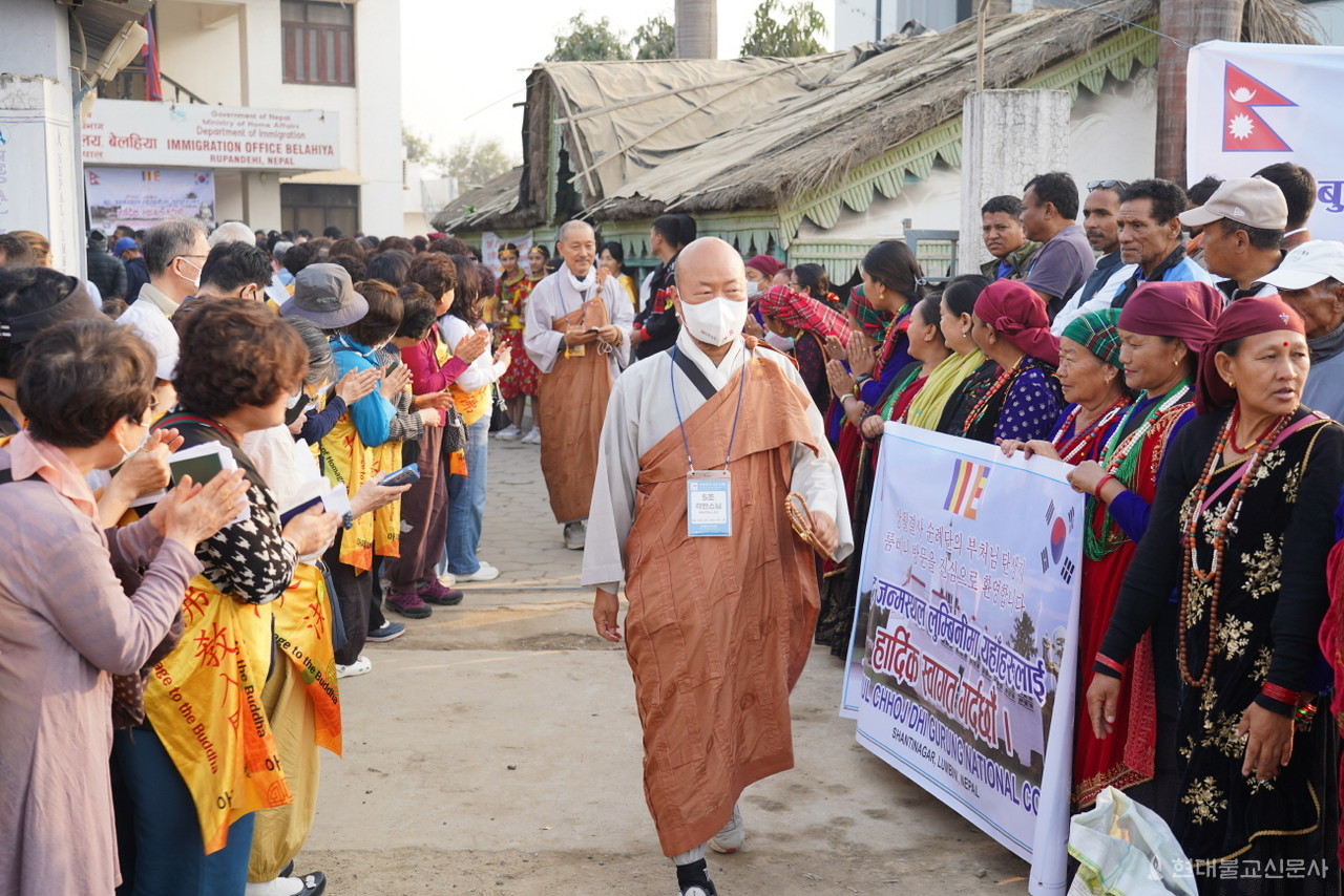 네팔 출입국사무소를 나서는 순례단 스님들이 네팔 불자들과 한국 불자들의 환대를 받고 있다. 한국정부와 네팔정부의 도움으로 이례적으로 1시간 여 만에 심사가 끝났다.