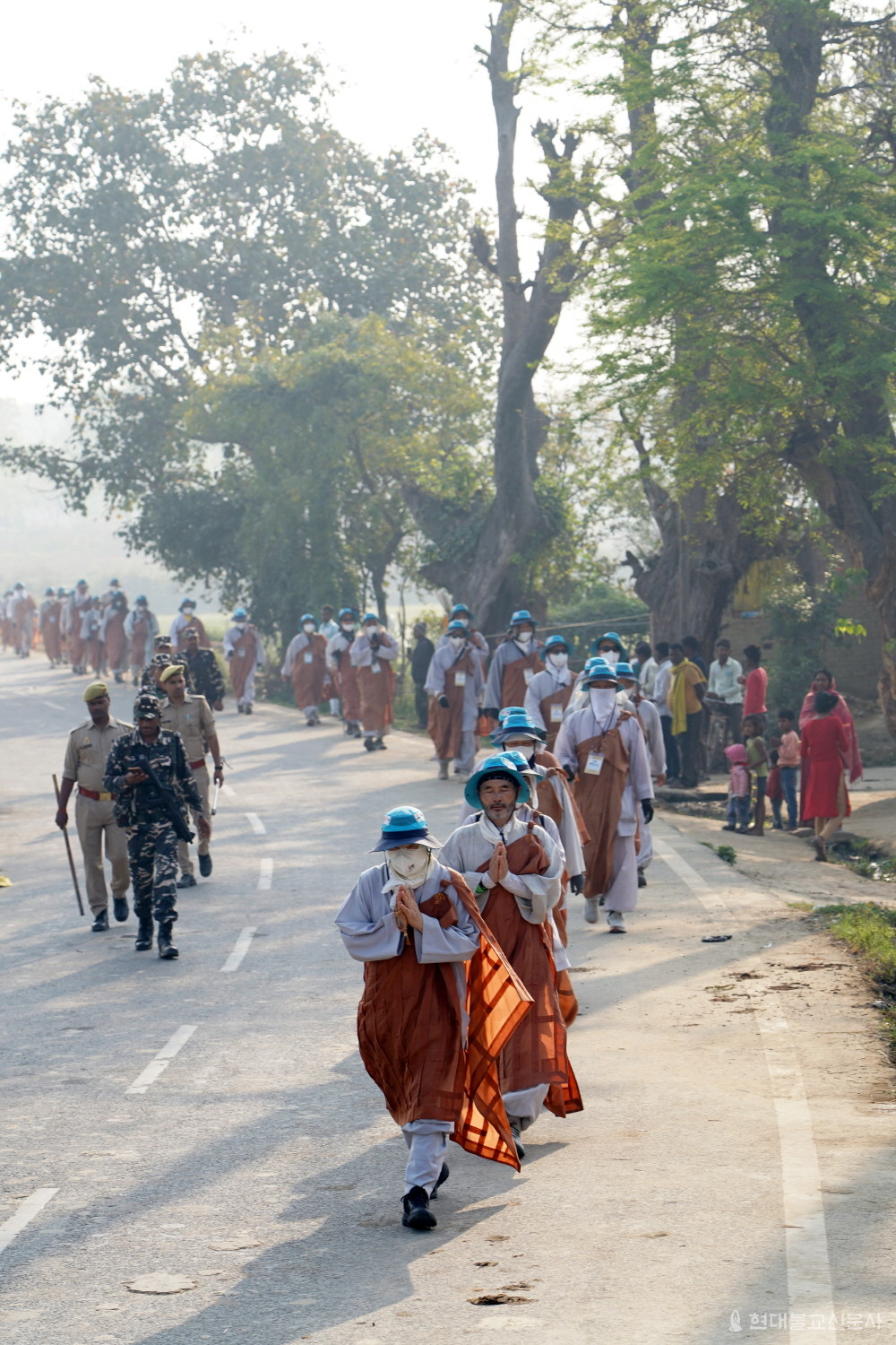 인도 카필라바스투인 피프라흐와로 다가갈 수록 경찰 측의 엄호가 더해졌다. 피프라흐와로 가는 순례단을 마을주민들이 지켜보고 있다.