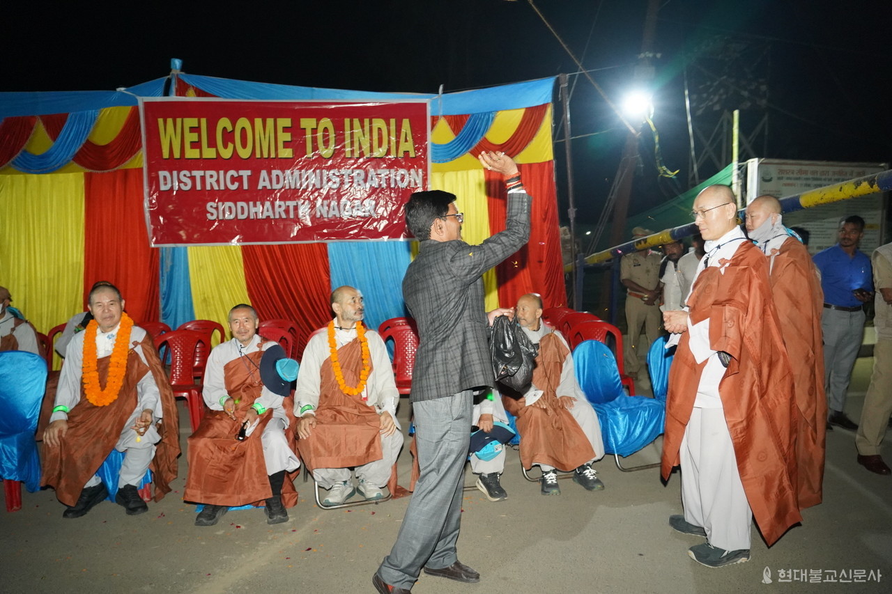 순례단 스님들이 쉬는 곳에서는 인도정부 관계자가 꽃잎을 뿌리며 축원했다.