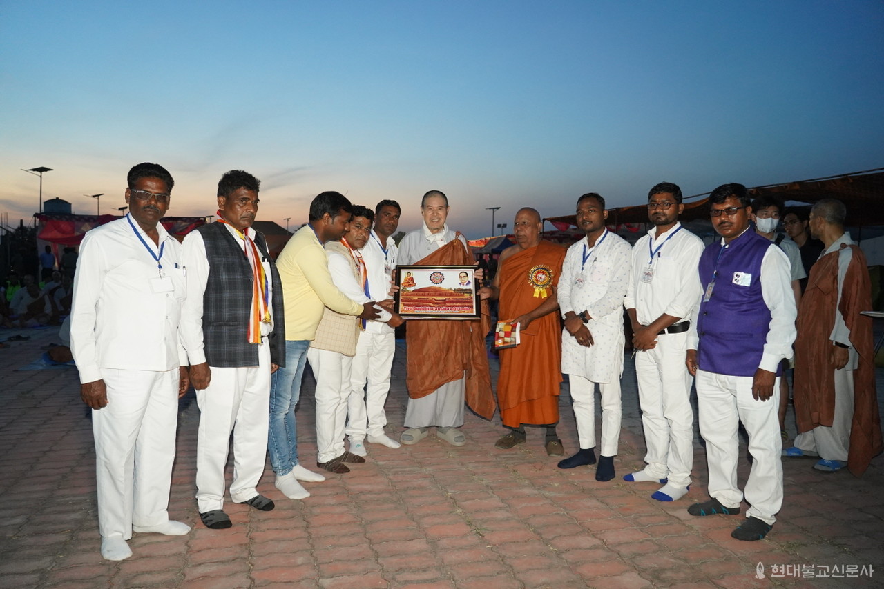 인도 스님과 지역불자들은 회주 자승 스님에게 카필라바스투 부처님 사리탑 사진액자를 선물했다.