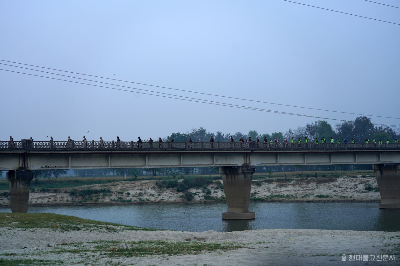 싯다르트 나가르 지역을 관통하는 강을 건너는 순례단의 모습.