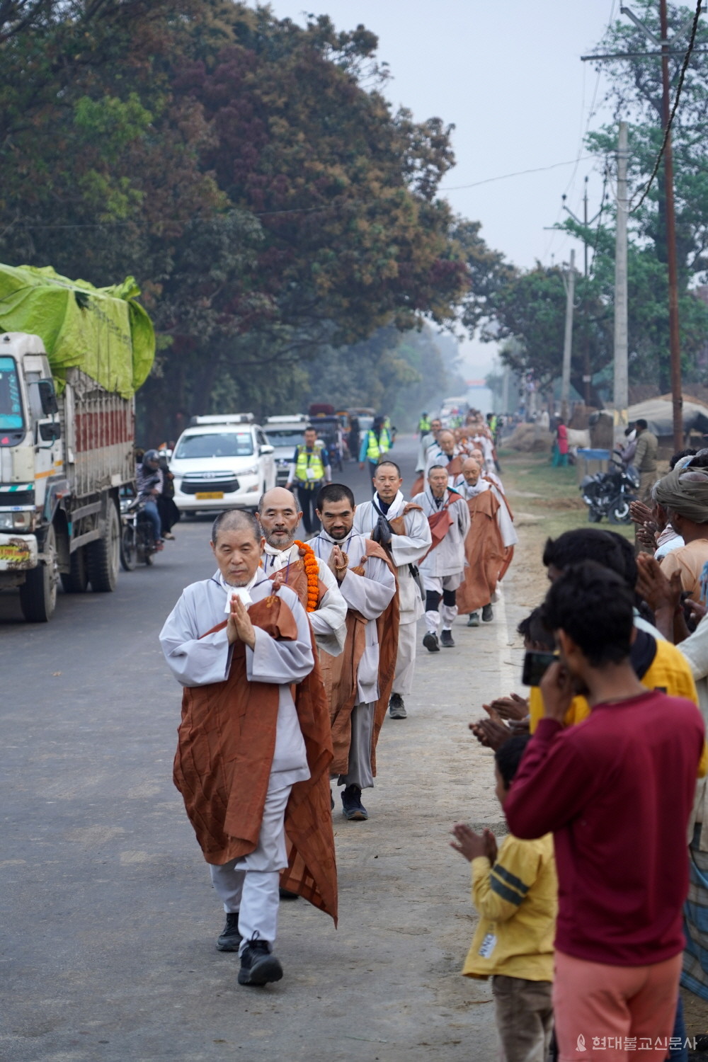 이날 순례는 가는 곳마다 박수와 함께 합장한 인도주민들의 모습이 눈에 띄었다. 마을 주민들이 스님들의 행선을 보고 합장하며 예를 올리고 있다.