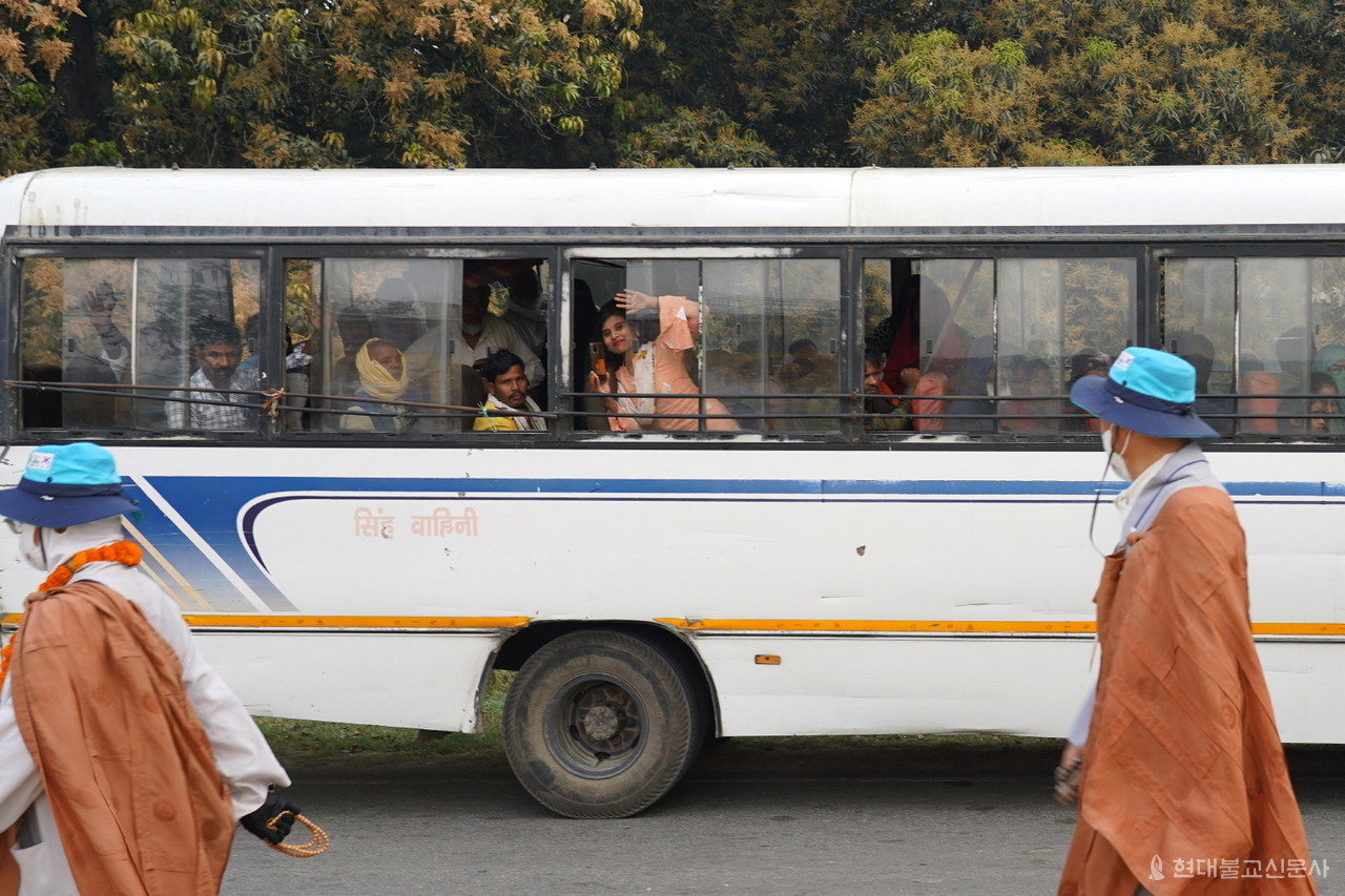 버스에서 스님들의 행선을 보고 응원하는 인도주민들도 눈에 띄었다.