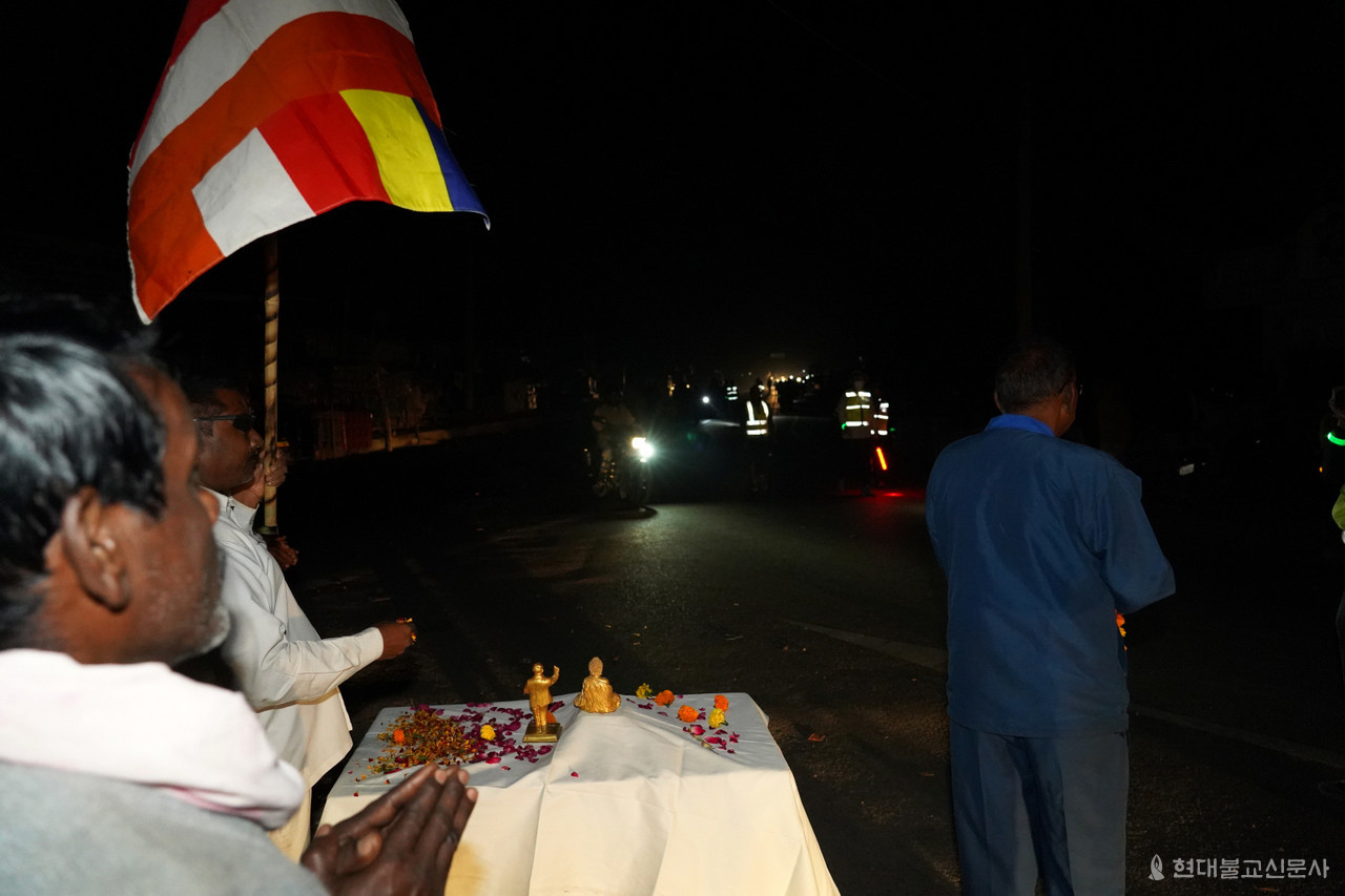 행선이 다시 시작되고 마을 중심부에서는 부처님을 모시고 순례단을 환송하는 불자들이 나와 기도했다.