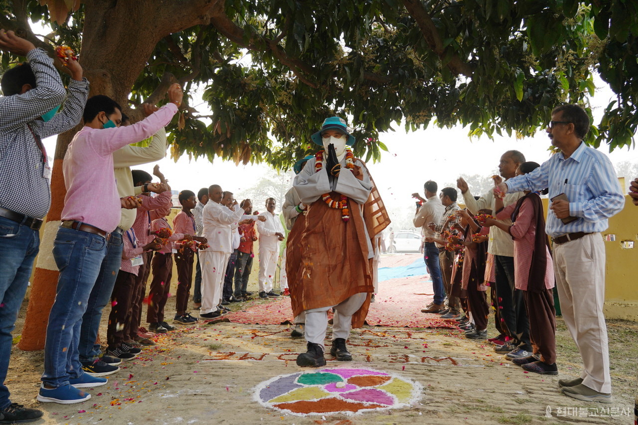 마후와의 라투믹 위드알레 초교에서는 토요일임에도 아이들과 선생님들이 나와 순례단을 환영했다. 아이들은 직접 학교 마당에 힌두교 연꽃을 그리고 순례단을 환영했다. 