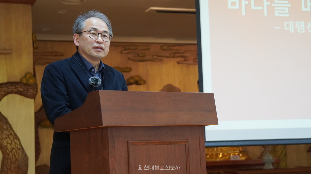 대행 선사 선시와 게송을 문학적으로 분석한 김종진 교수.