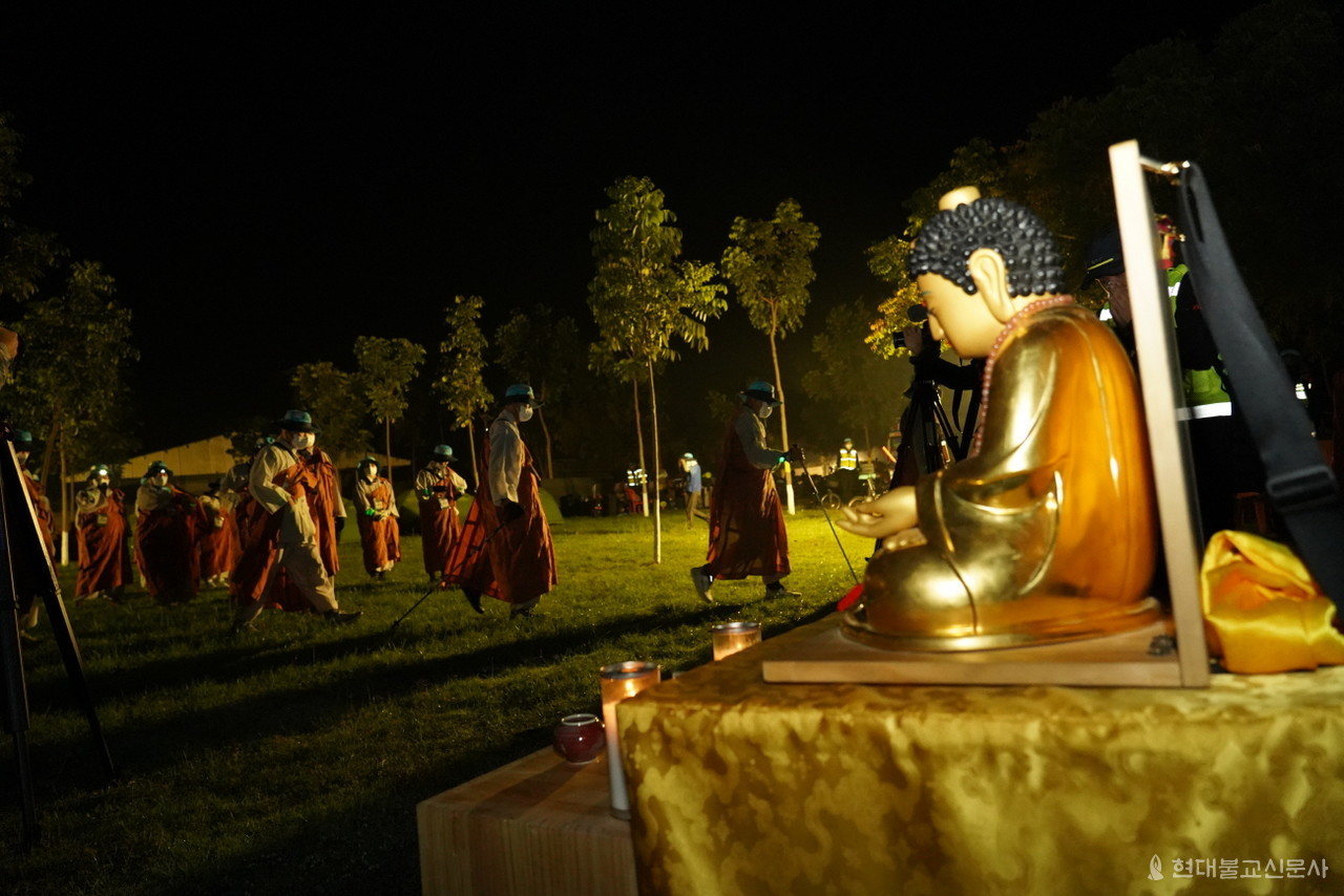 상월부처님은 새벽에는 순례단의 앞을 비추는 불빛을 받아 더 찬란하게 빛을 발했다.