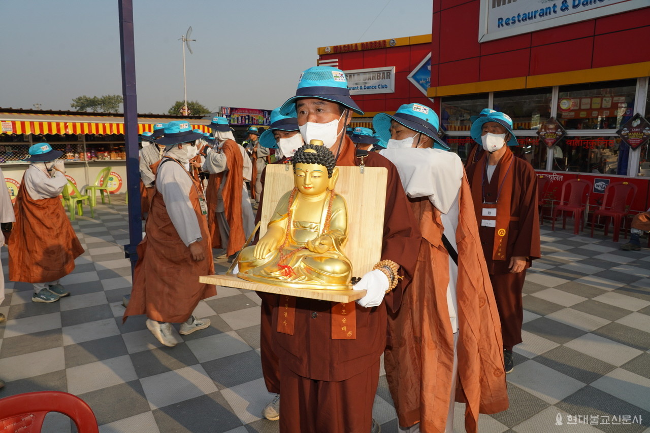 스님들이 재가자가 이운할때면 돕고, 스님들이 이운할때면 재가자가 도왔다. 사부대중이 상월 부처님을 이운할때처럼 함께하면 불교 중흥은 이뤄질 것이다.