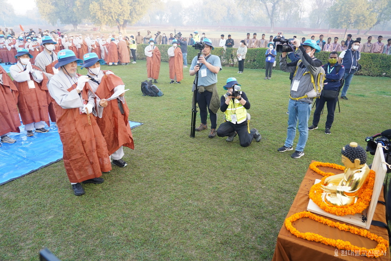 상월결사 회주 자승 스님이 사르나트 녹야원에서 상월부처님 점안의식을 하고 있다.