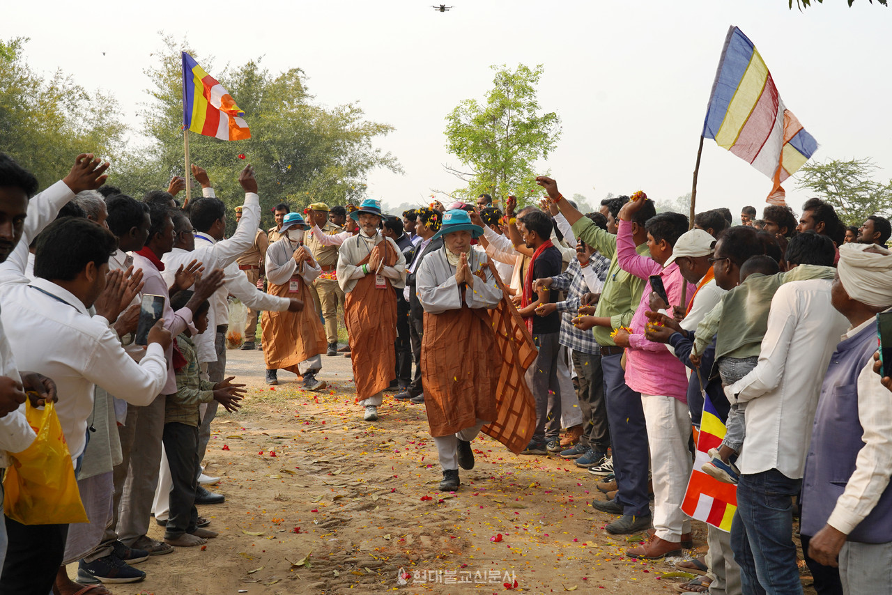 지기나마피 마을에서 회주 자승 스님을 비롯한 순례단이 인도 불자들의 열렬한 환호를 받으며 숙영지로 입장하고 있다.