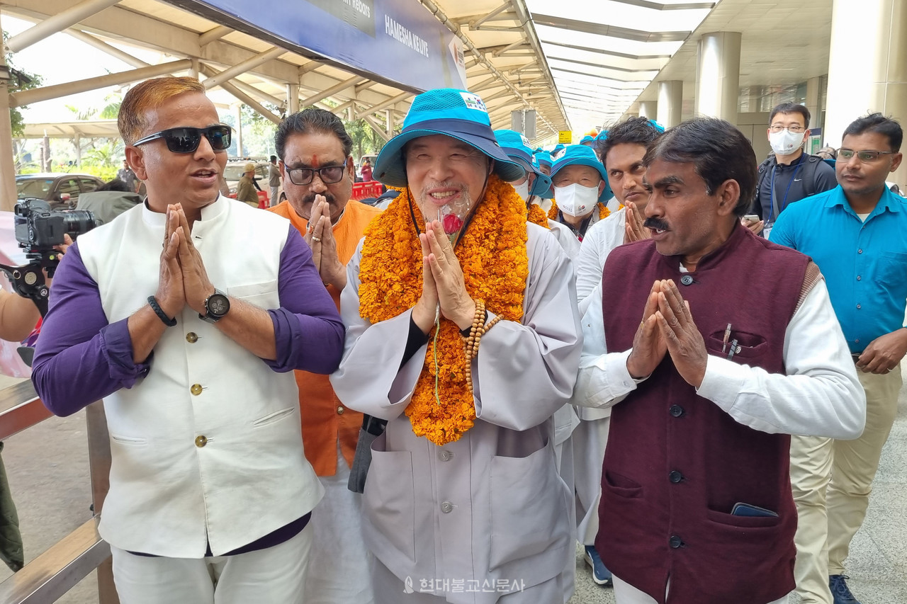 우타르프라데시 주정부 대표와 주 힌두교 지도자, IBF 불교 대표 등이 나와 환영 플래카드를 펼치고, 꽃목걸이를 걸어주었다.
