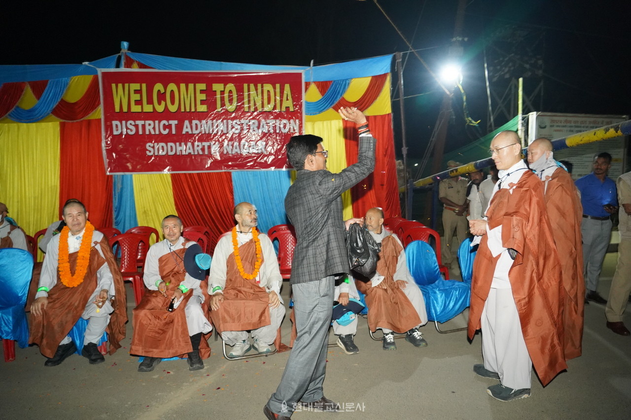 순례단 스님들이 쉬는 곳에서는 인도정부 관계자가 꽃잎을 뿌리며 축원했다.