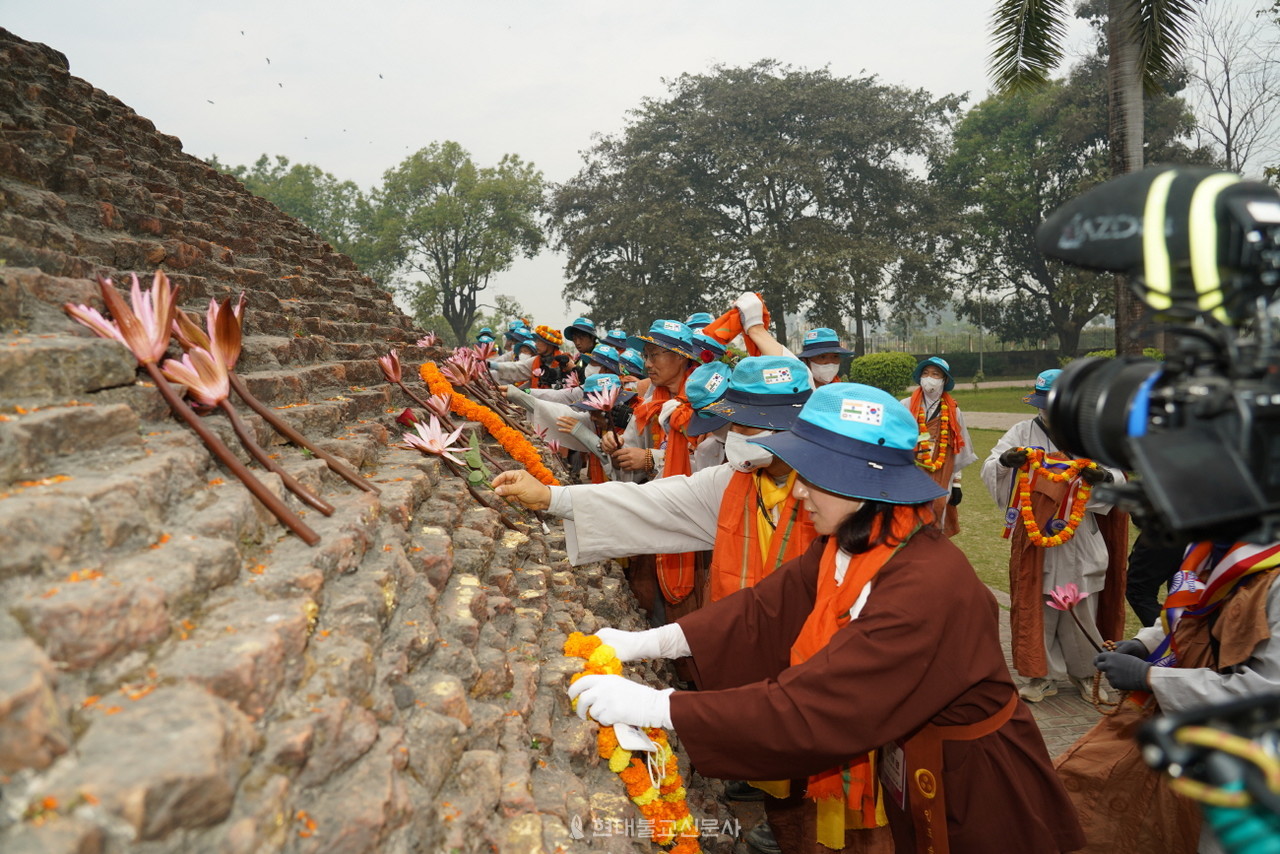 순례단이 부처님 다비장에 세워진 라마바르 스투파에 행선 도중 받은 꽃과 준비한 지화 등을 공양 올린다.