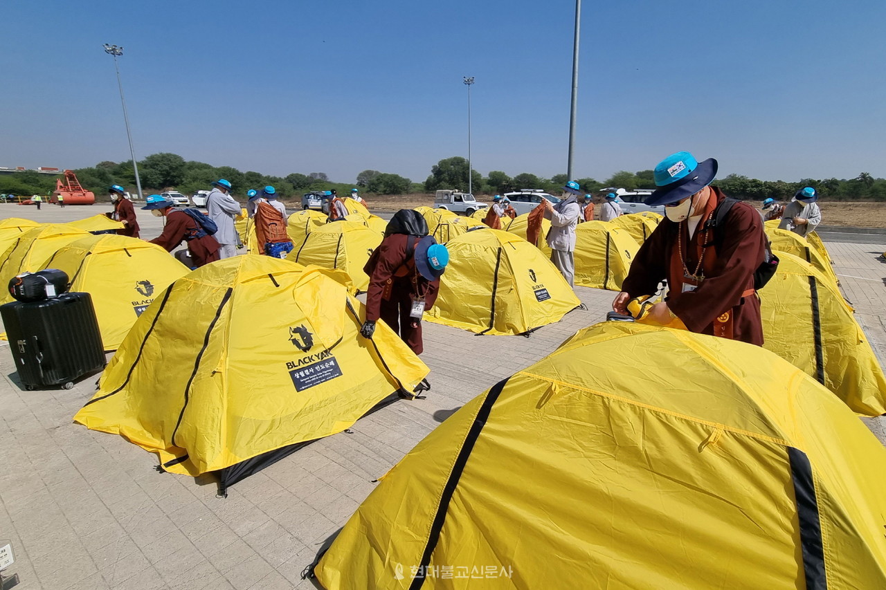 순례단이 묵을 텐트를 정비하고 있다.