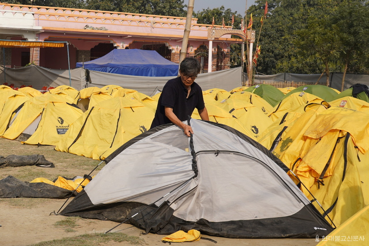 수수깡 텐트로 가장 많은 곤란을 겪은 유 팀장. 순례단이 일찍 도착한 날, 직접 텐트를 급하게 치고 있다. 역시 폴대가 부러져 있다.