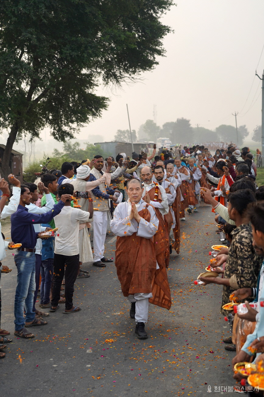 3월 19일 인도주민들의 환호를 받으며 마을길을 순례하는 회주 자승 스님과 순례단의 모습.